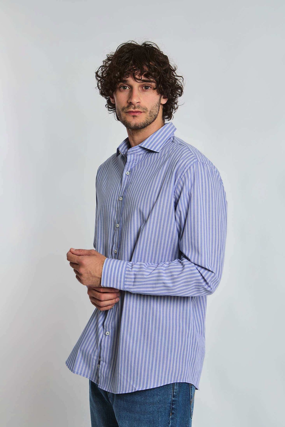 Man wearing Dalydress blue and white striped shirt and jeans, casual menswear fashion