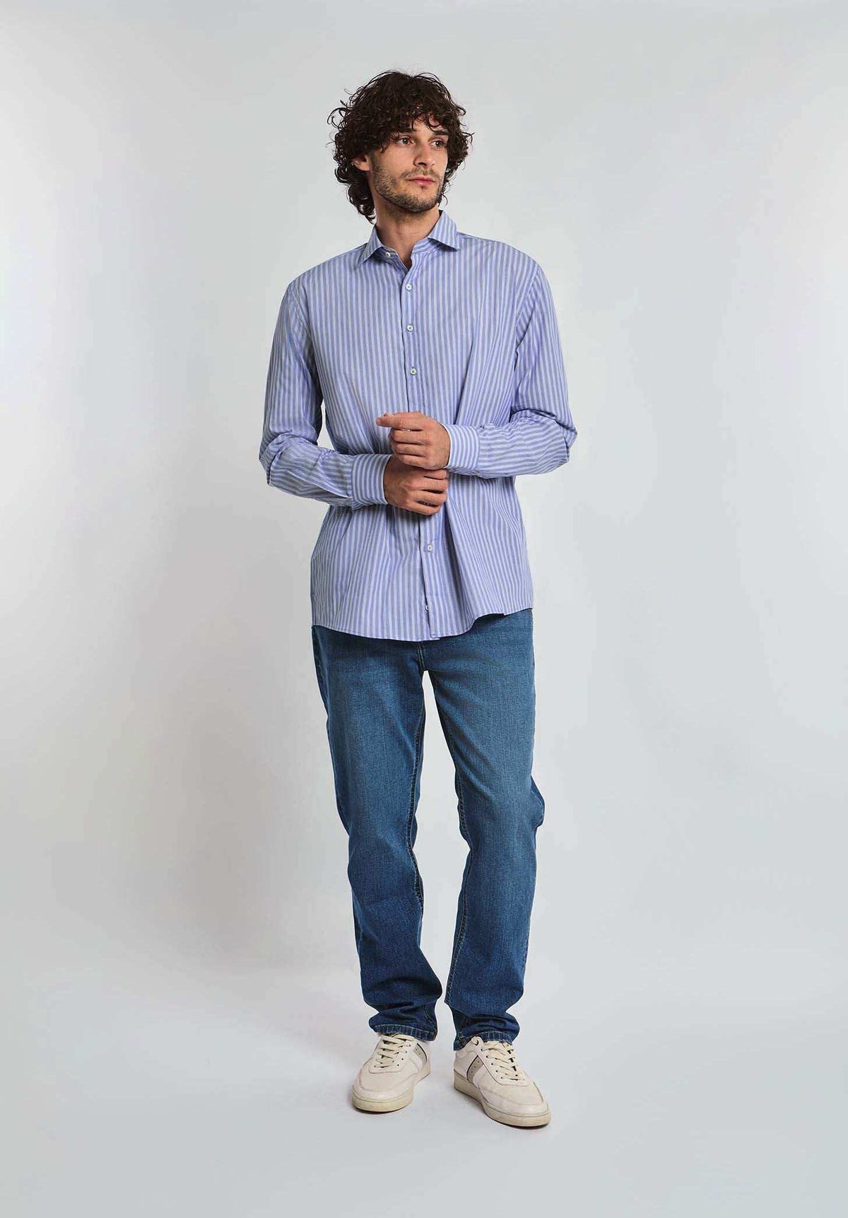 Dalydress men’s blue striped shirt with jeans and white sneakers, casual wear fashion