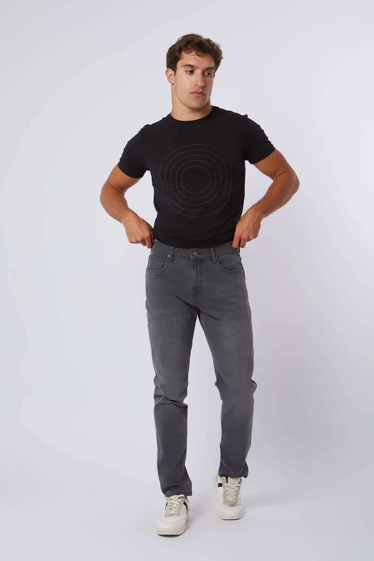 Dalydress men’s casual outfit with black graphic t-shirt and gray jeans, white sneakers