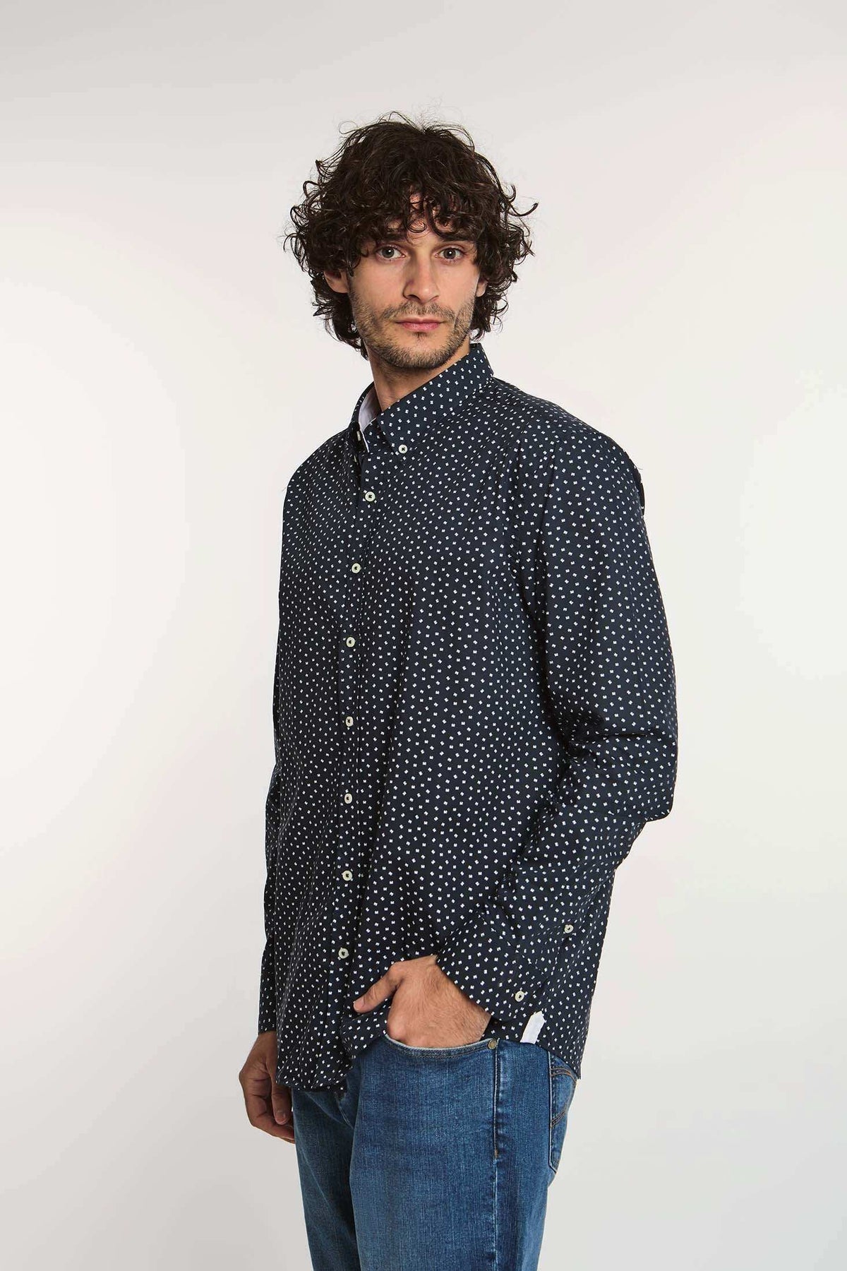 Dalydress men's navy blue polka dot shirt with button-down collar and blue jeans