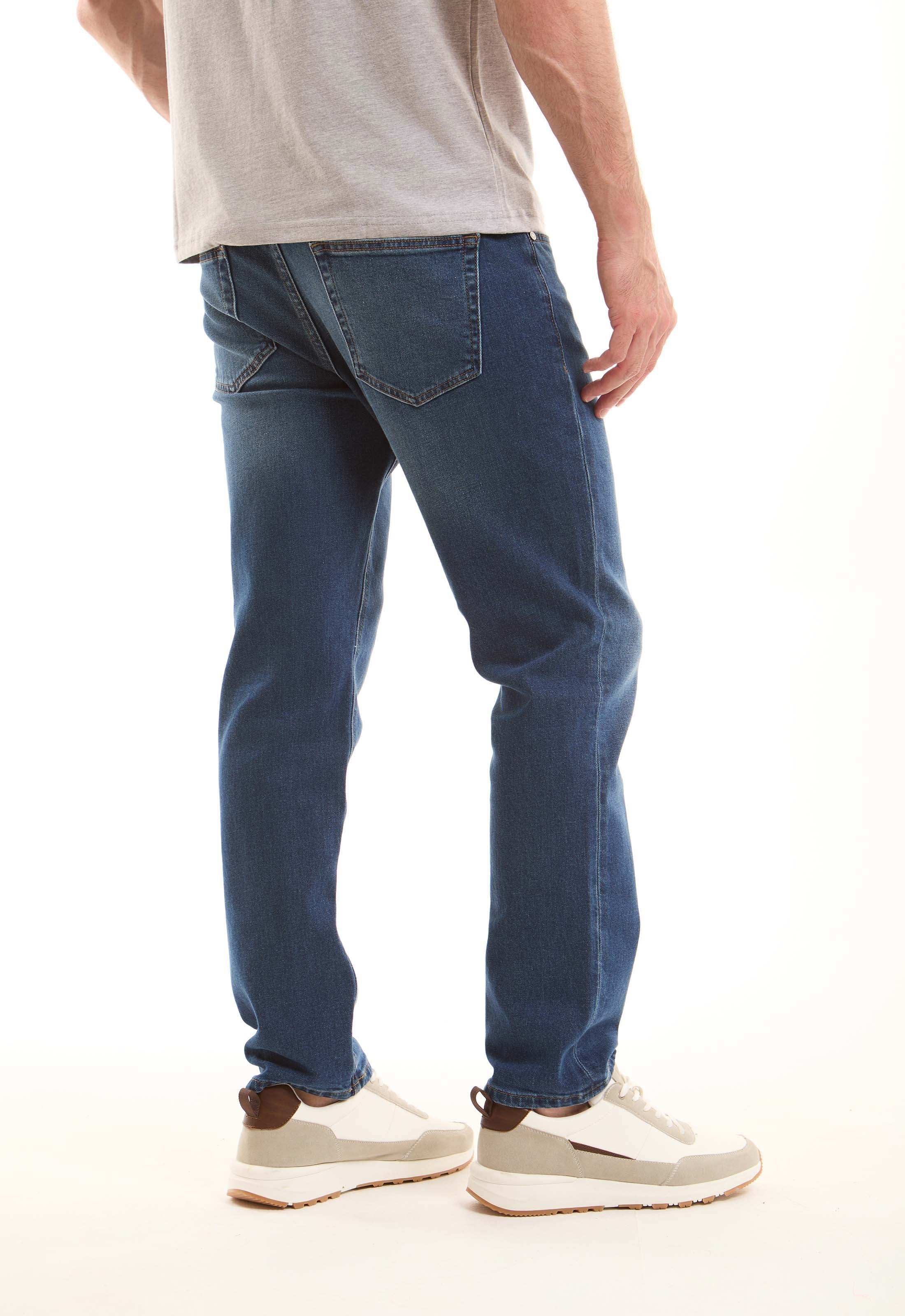 جينز أزرق بقصة Slim Fit